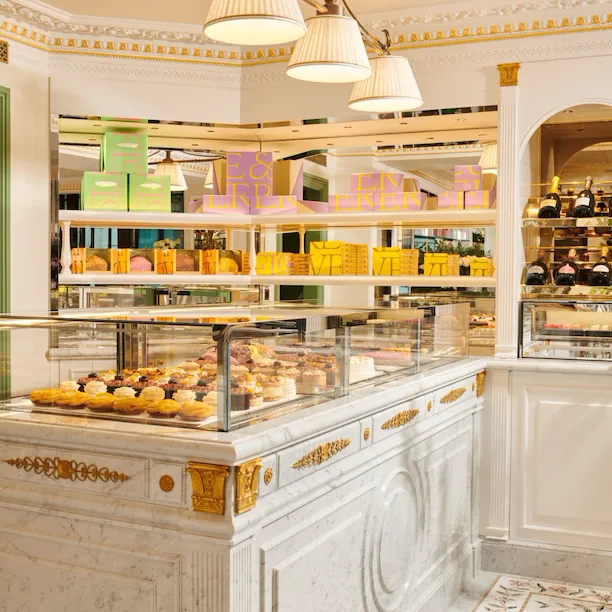 Cake & Flowers at The Dorchester in the afternoon sun