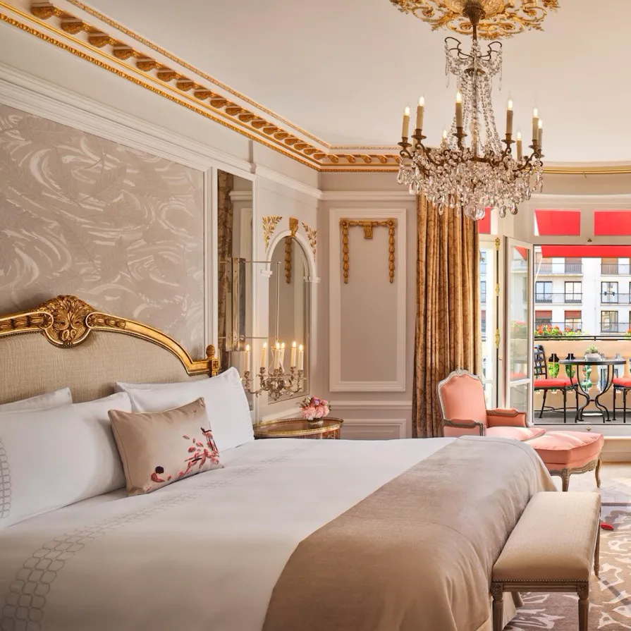 Images of the Royal Suite of the Plaza Athénée