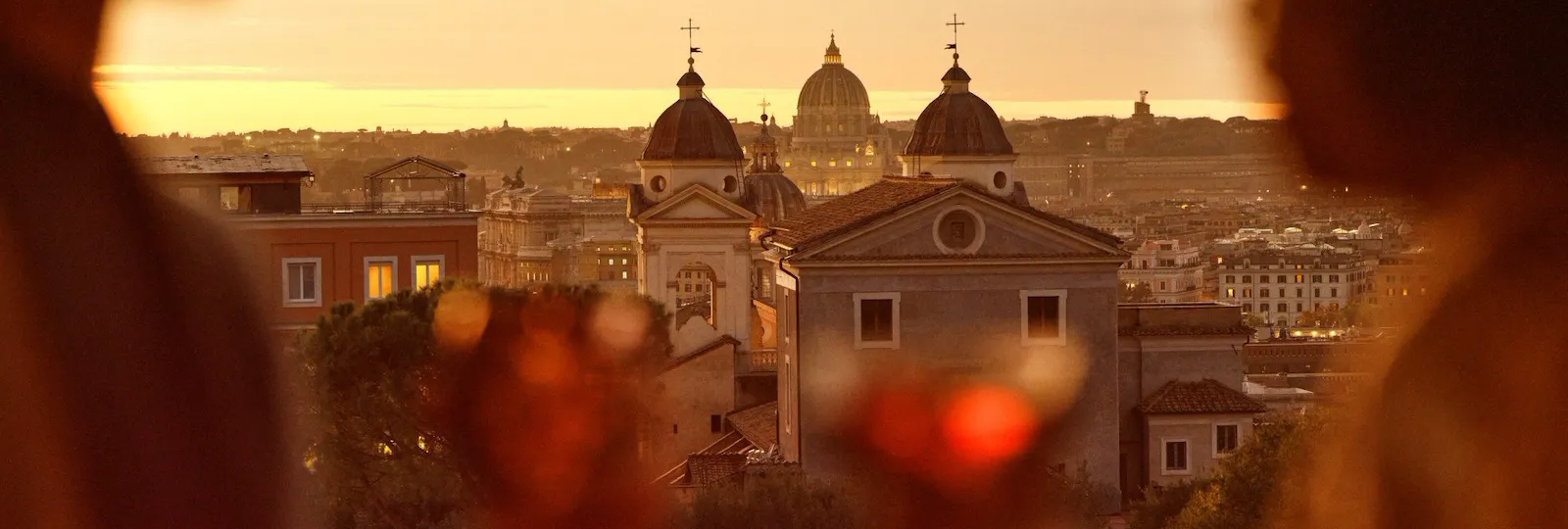 Twosome admiring the view with a drink at Il Giardino Bar