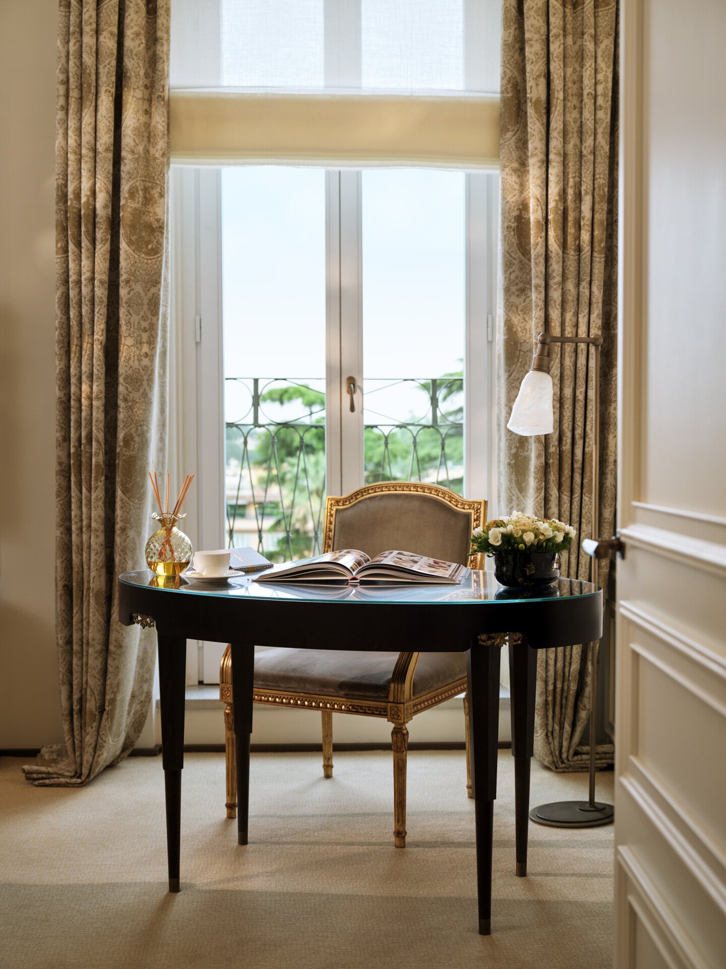 La Grande Bellezza suite living room's desk 