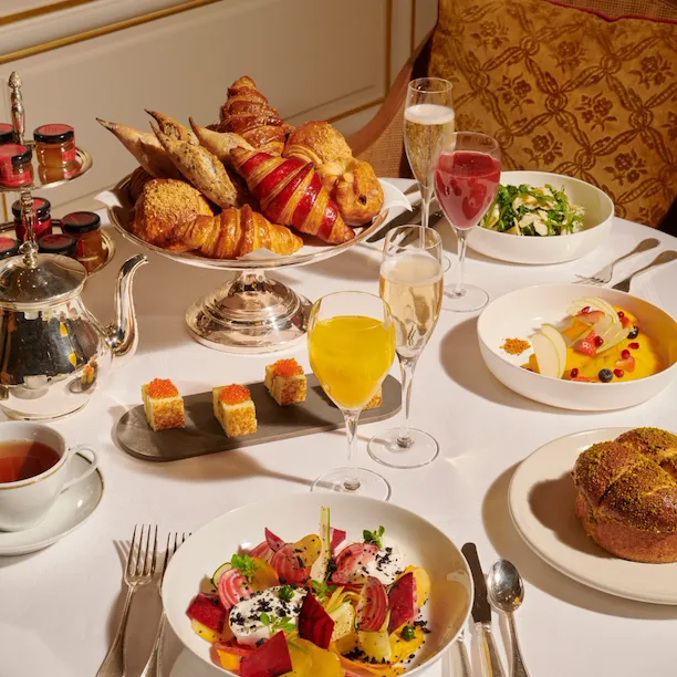 Images of the brunch at the Jean Imbert au Plaza Athénée. We can see pastries, salads, fruits, orange juice and some champagne