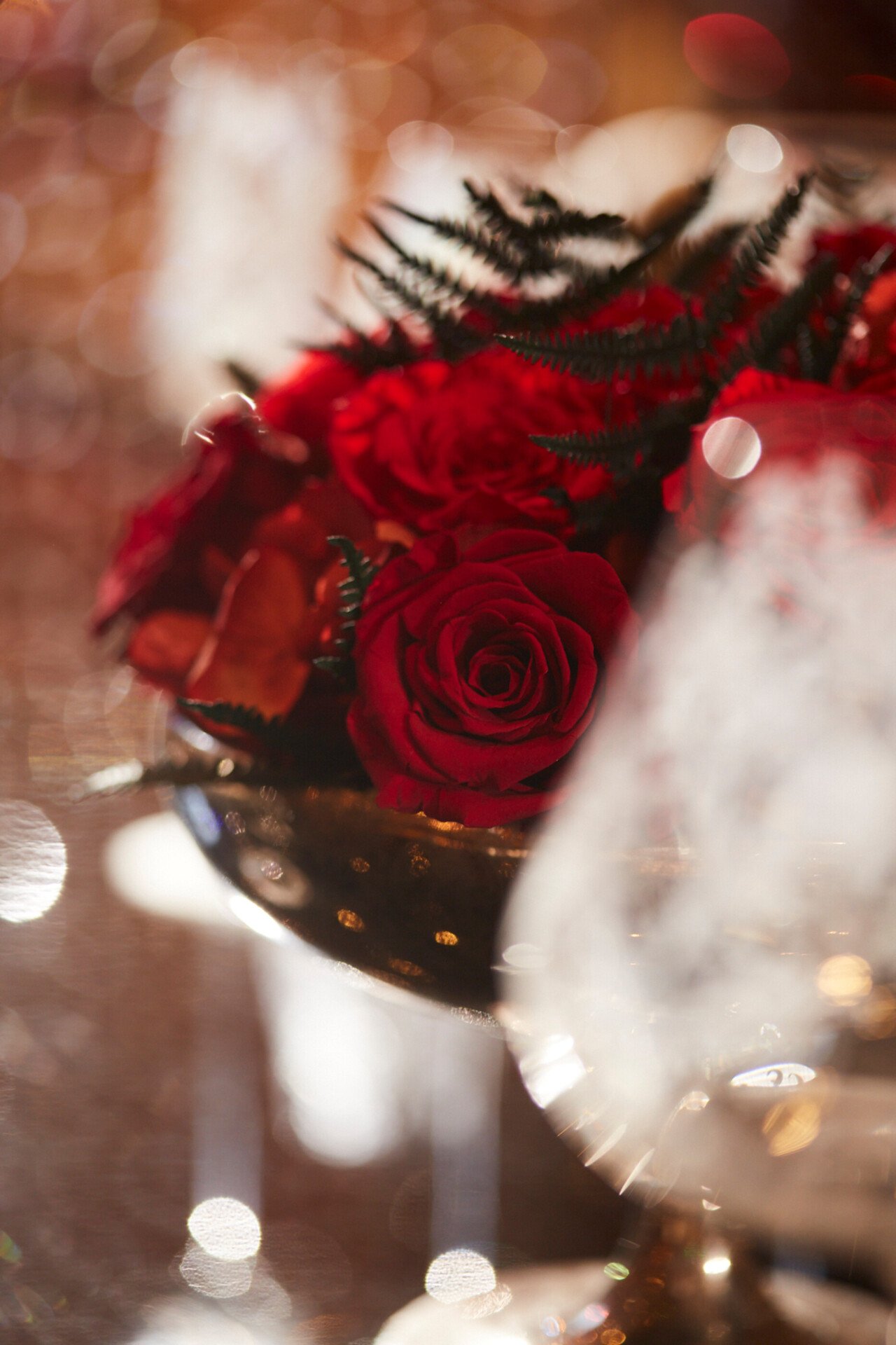 Close up of one of the Tavolo Cristallo's bouquet flowers with red roses