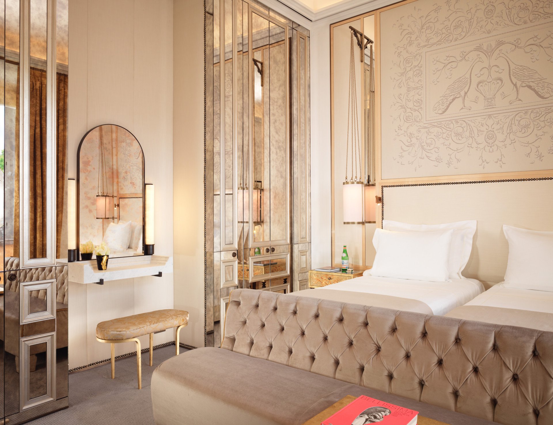 Elegant bedroom of Classic room with twin beds at Hotel Eden, Rome