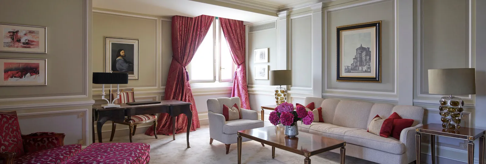 Principe Suite Living Room Overview revealing a refined décor, with touches of red and pictures hanging on the wall