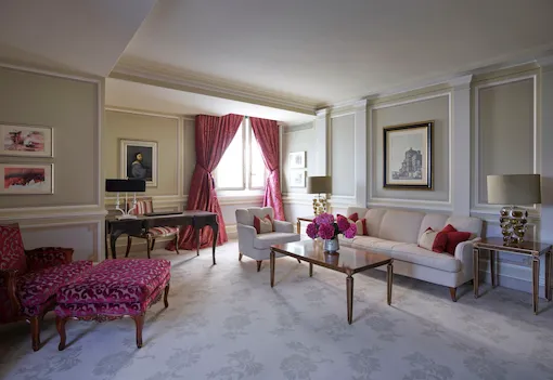Principe Suite Living Room Overview revealing a refined décor, with touches of red and pictures hanging on the wall
