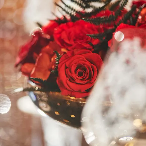 Close up of one of the Tavolo Cristallo's bouquet flowers with red roses
