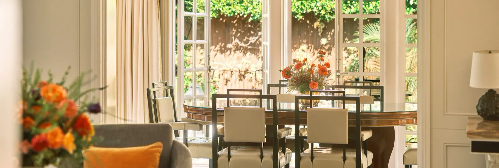 Bungalow 8 living room with dining area view