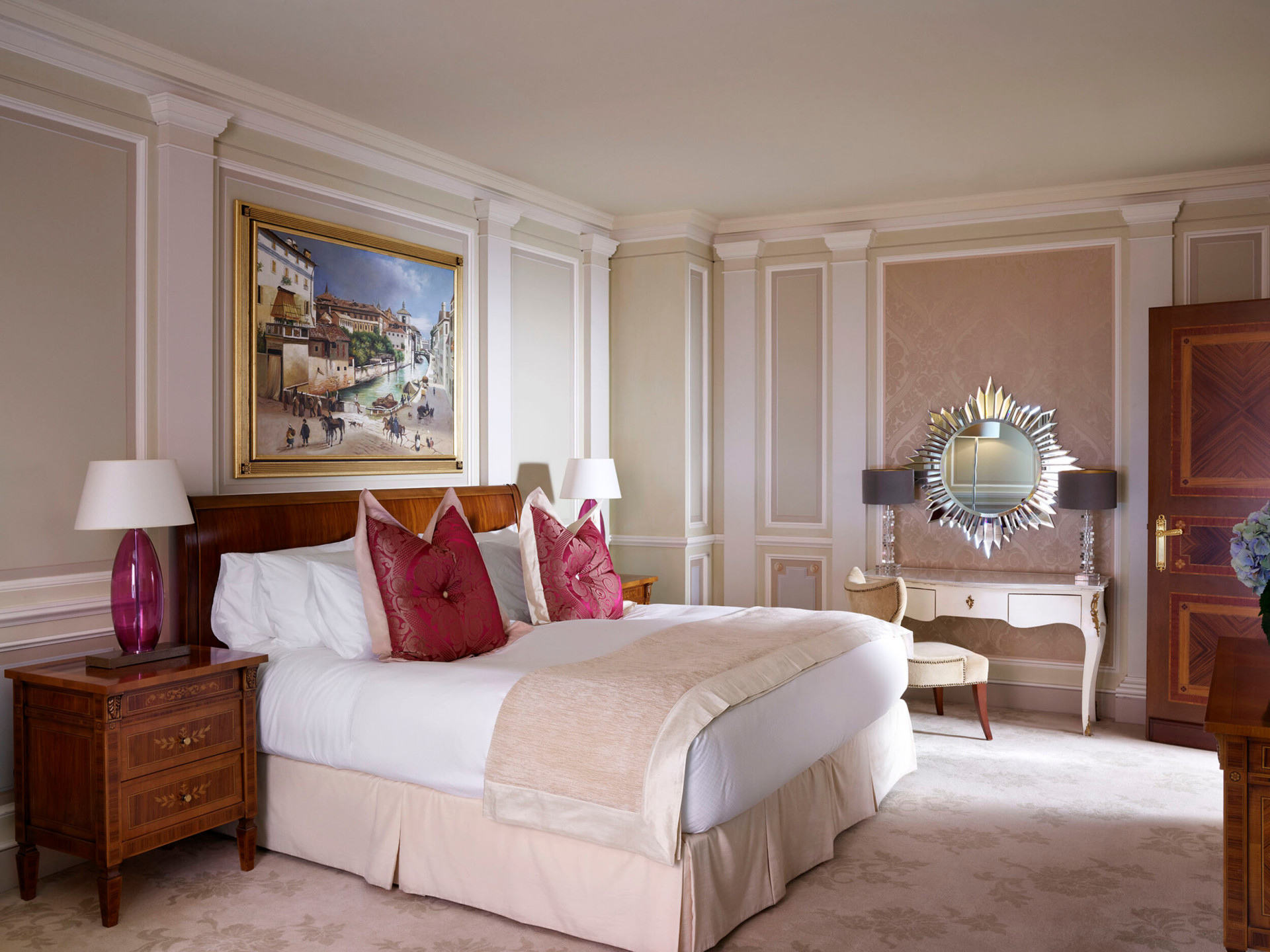 Principe Suite Bedroom with a complete overview of the king size bed and the mirrored vanity table 