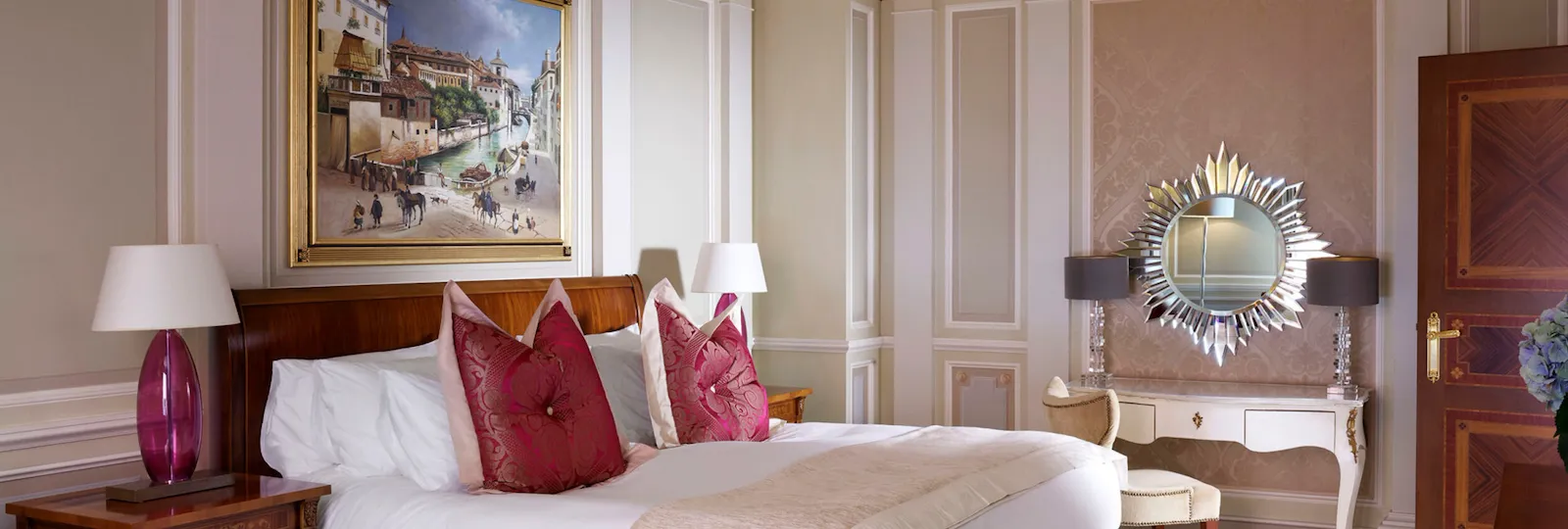 Principe Suite Bedroom with a complete overview of the king size bed and the mirrored vanity table