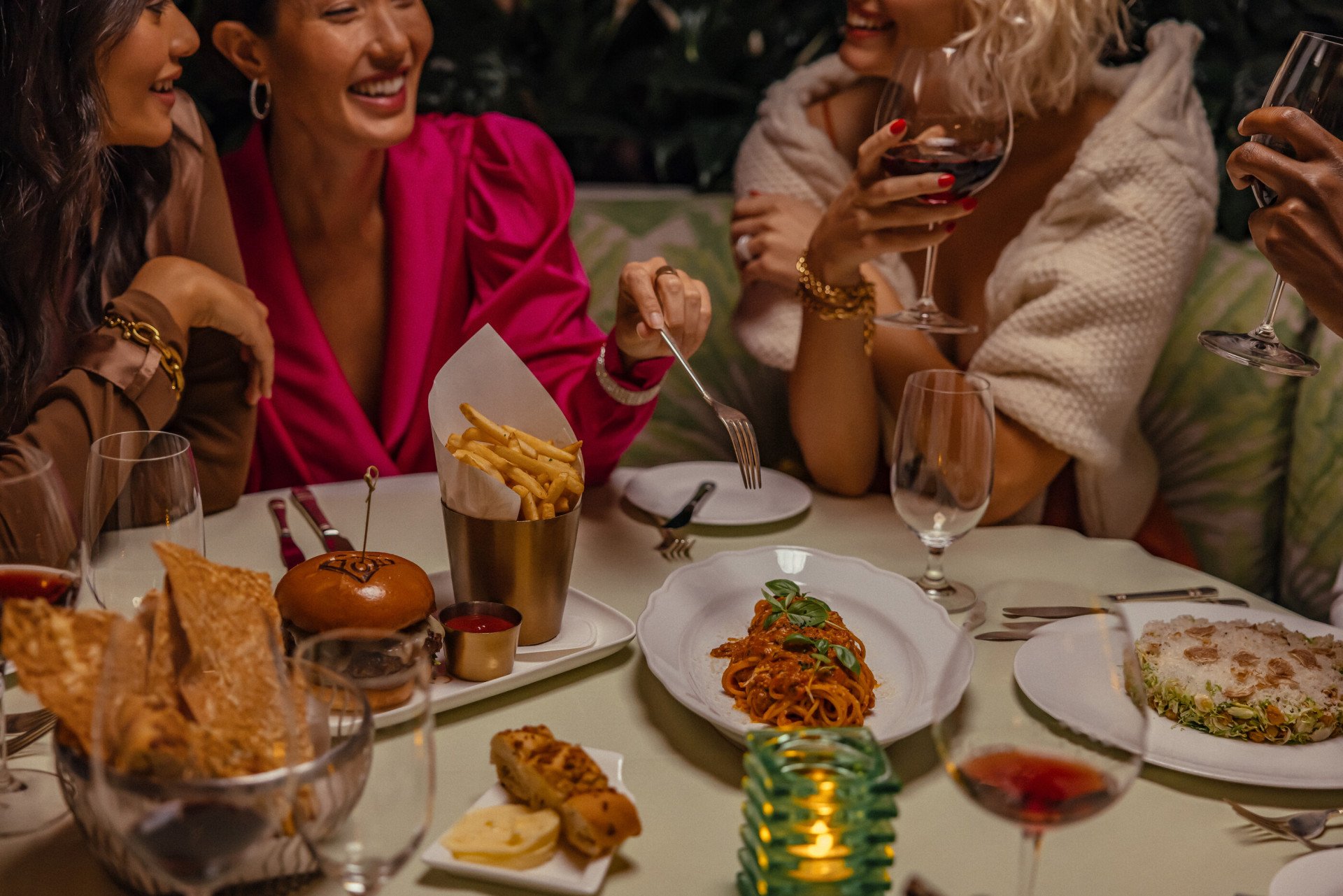 Dining in the Polo Lounge, The Beverly Hills Hotel, Beverly Hills 