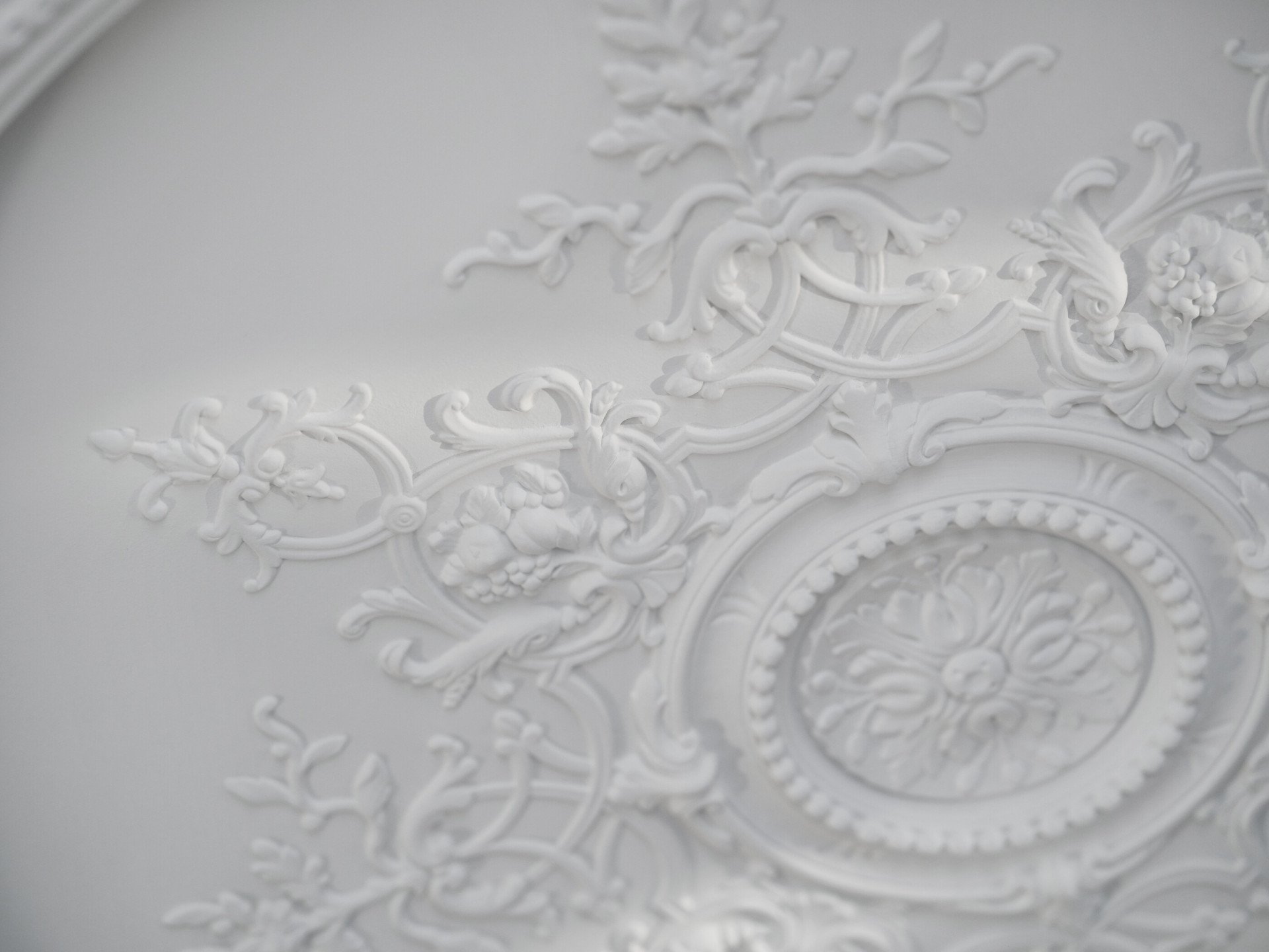 White ceiling of a Deluxe Junior Suite with moldure, at Le Meurice, Paris