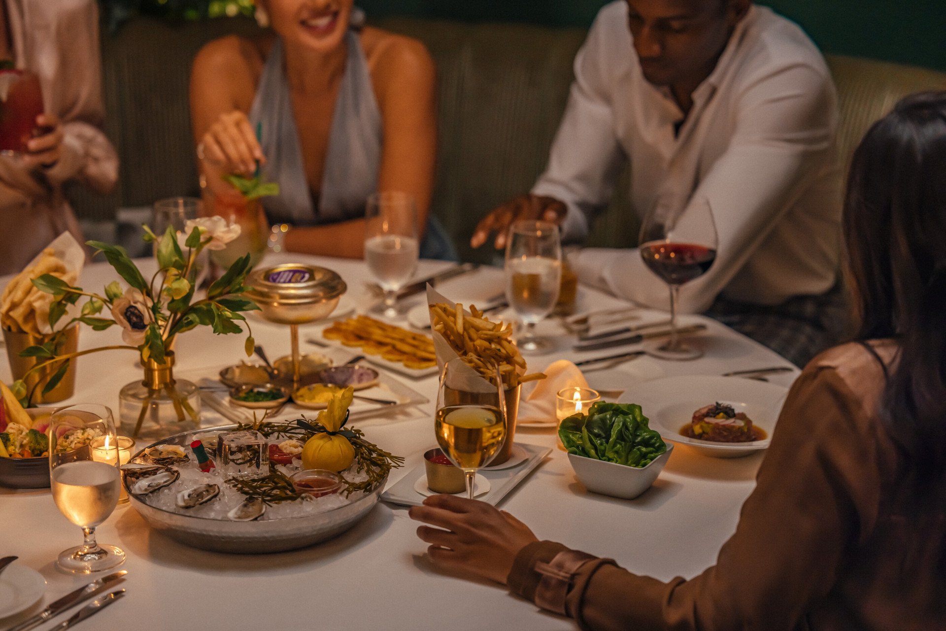 Dining in the Polo Lounge, The Beverly Hills Hotel, Beverly Hills 