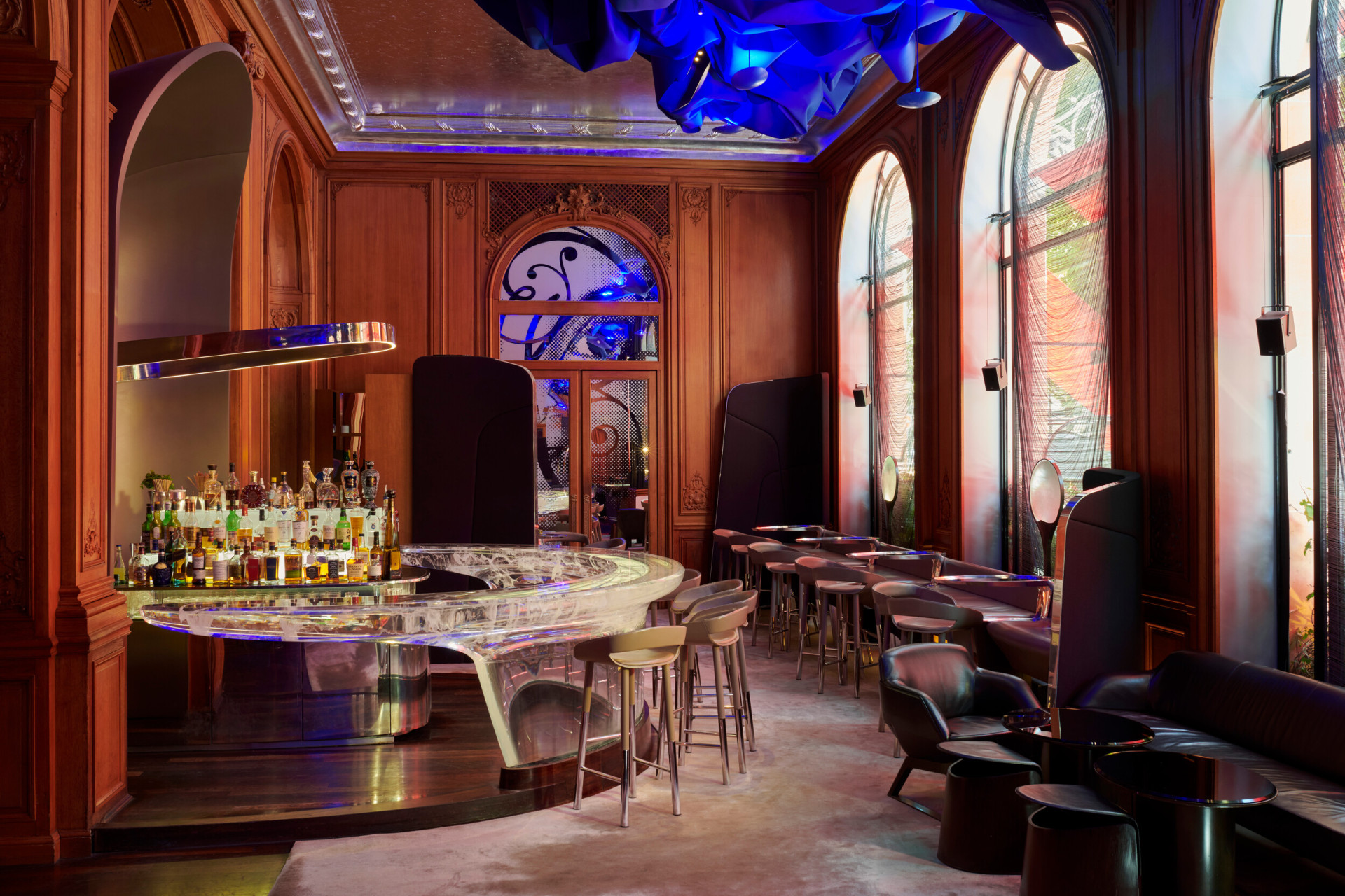Picture of Le Bar at the Hôtel Plaza Athénée, Paris, wooden panels, blue ceiling and transparent bar counter