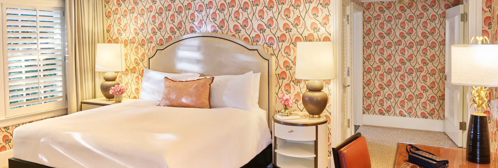 Bungalow Room with Patio Bedroom with Desk