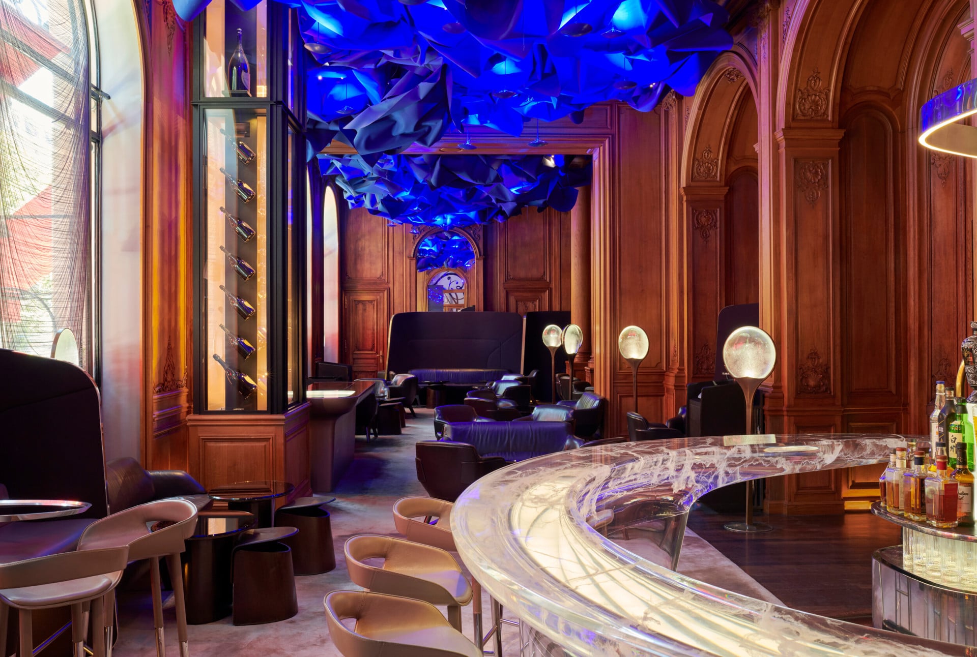 Picture of Le Bar at the Hôtel Plaza Athénée, Paris, wooden panels, blue ceiling and transparent bar counter