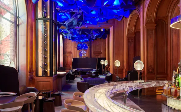 Picture of Le Bar at the Hôtel Plaza Athénée, Paris, wooden panels, blue ceiling and transparent bar counter