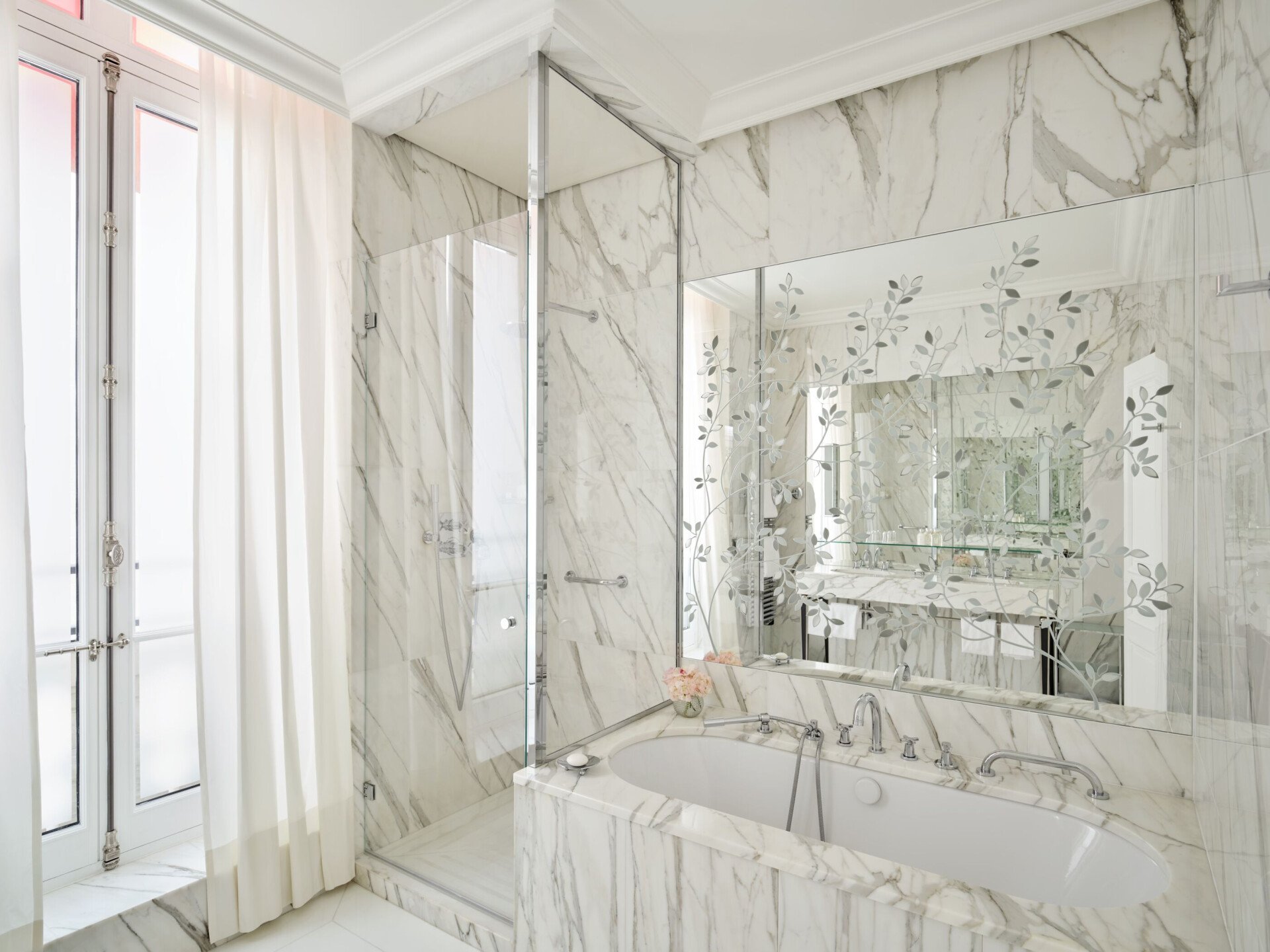 This is the bathroom of the Superior Suite #218 at the Plaza Athénée.