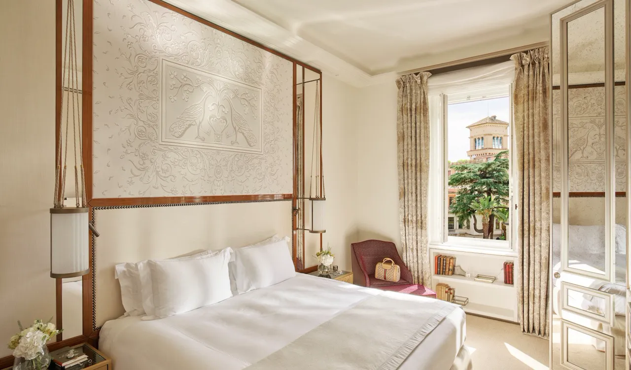 Bedroom of Classic suite with view at Hotel Eden, Rome