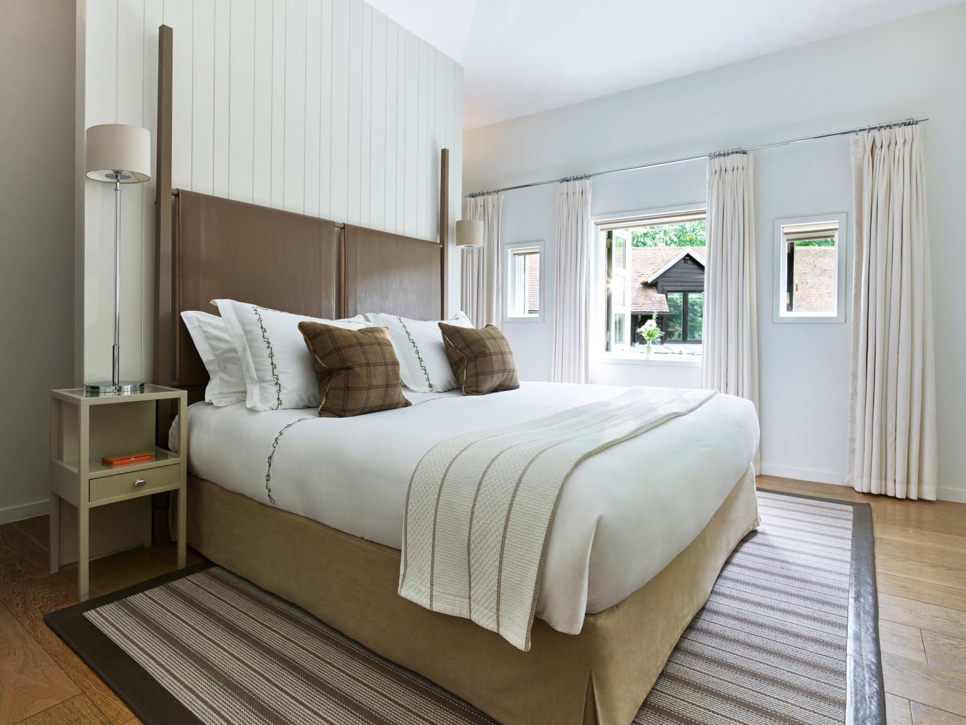 Coworth Park-Stable Junior suite loft cotage bedroom 