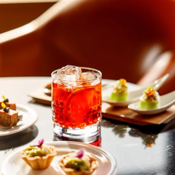 Negroni served with food bites at Il Giardino Bar