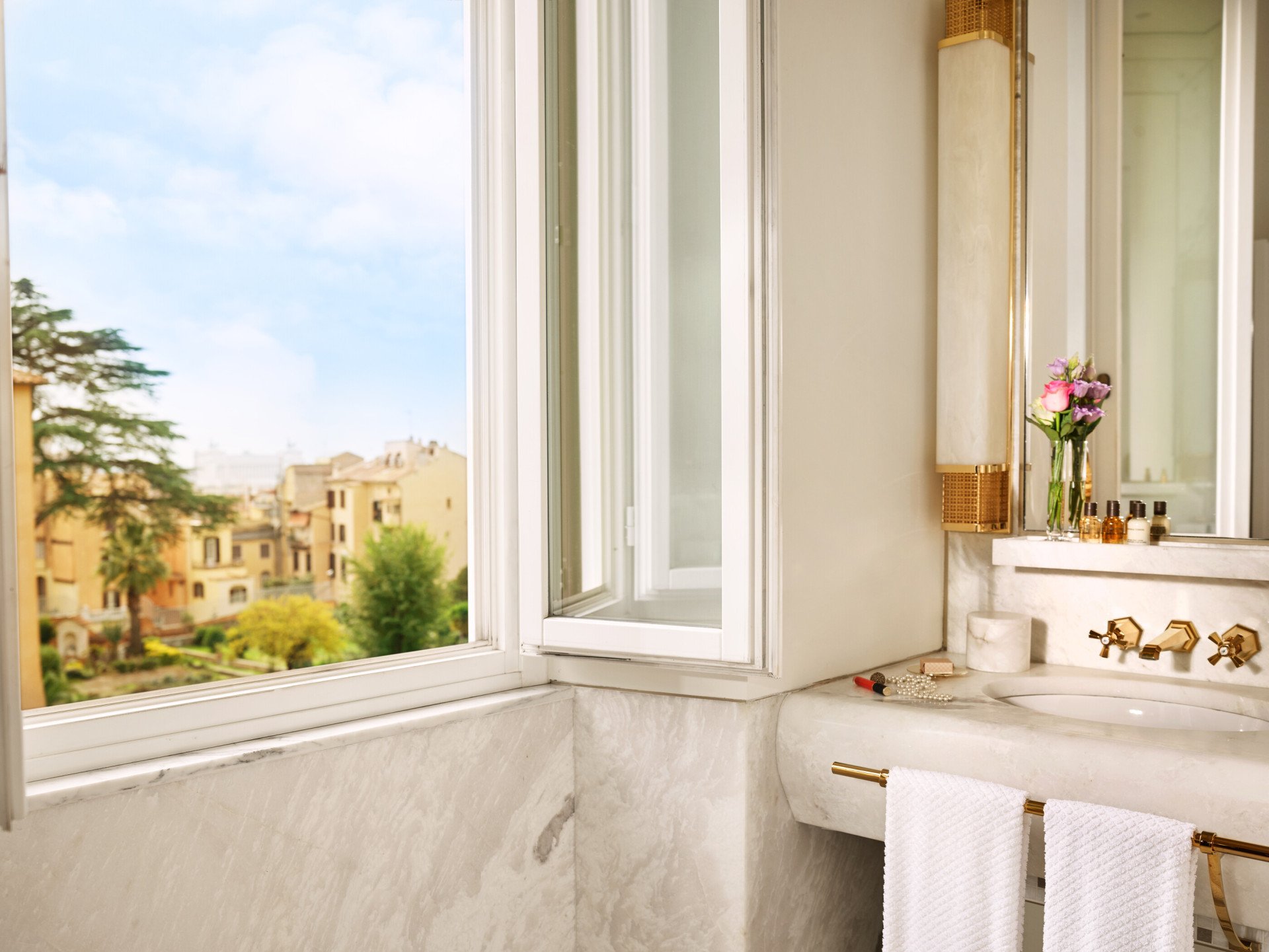 Bathroom of prestige room with view with panoramic view at Hotel Eden 