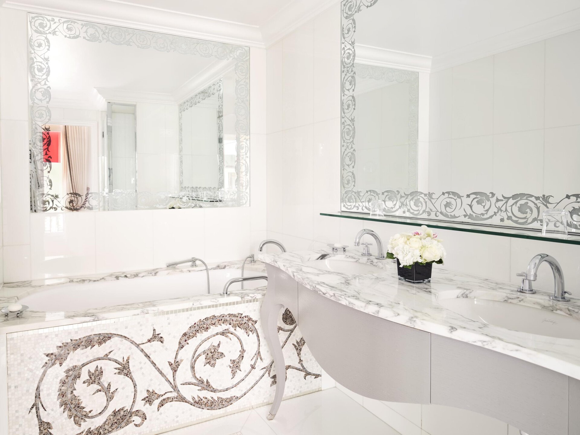 This is the bathroom of the Deluxe Junior Suite #440 at the Plaza Athénée. 