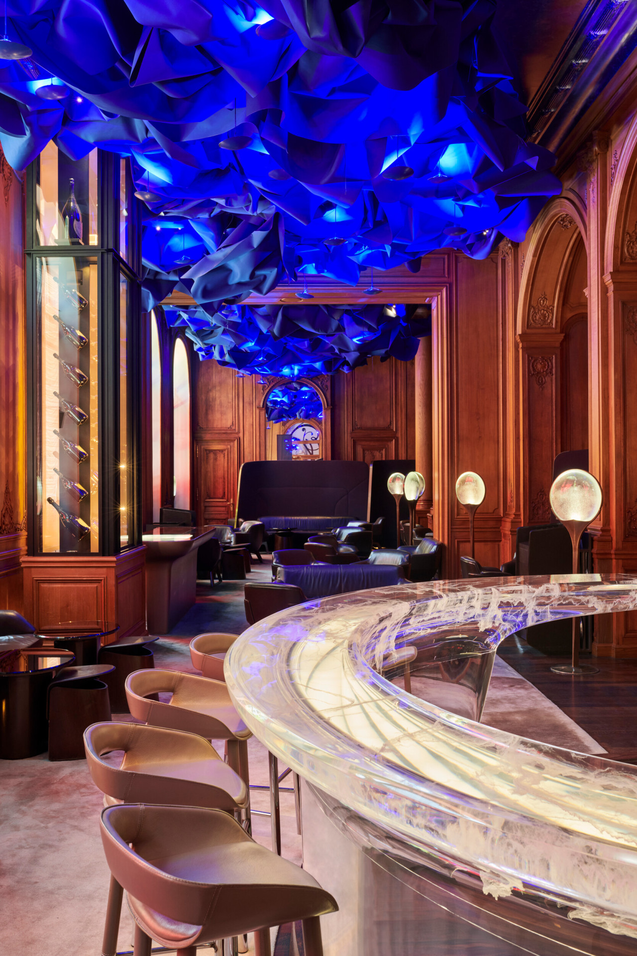 Picture of Le Bar at the Hôtel Plaza Athénée, Paris, wooden panels, blue ceiling and transparent bar counter
