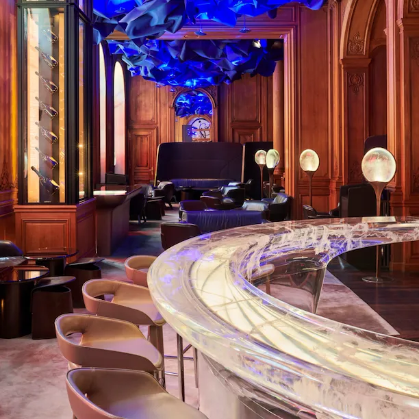 Picture of Le Bar at the Hôtel Plaza Athénée, Paris, wooden panels, blue ceiling and transparent bar counter