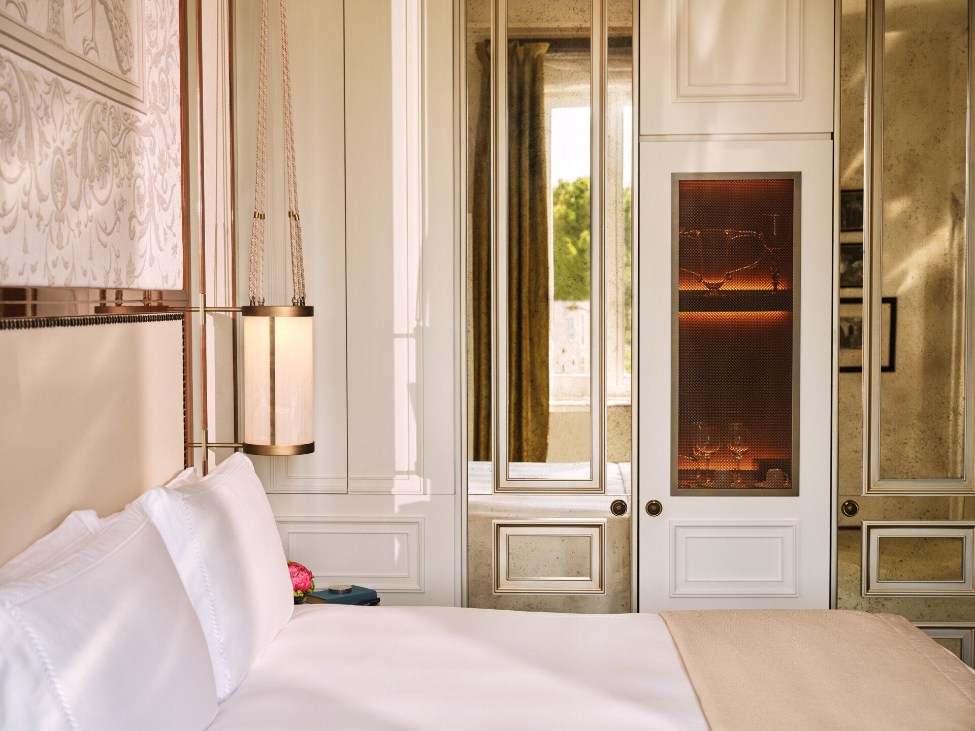 Bedroom with mirror cabinet at Ludovisi Suite, Hotel Eden 