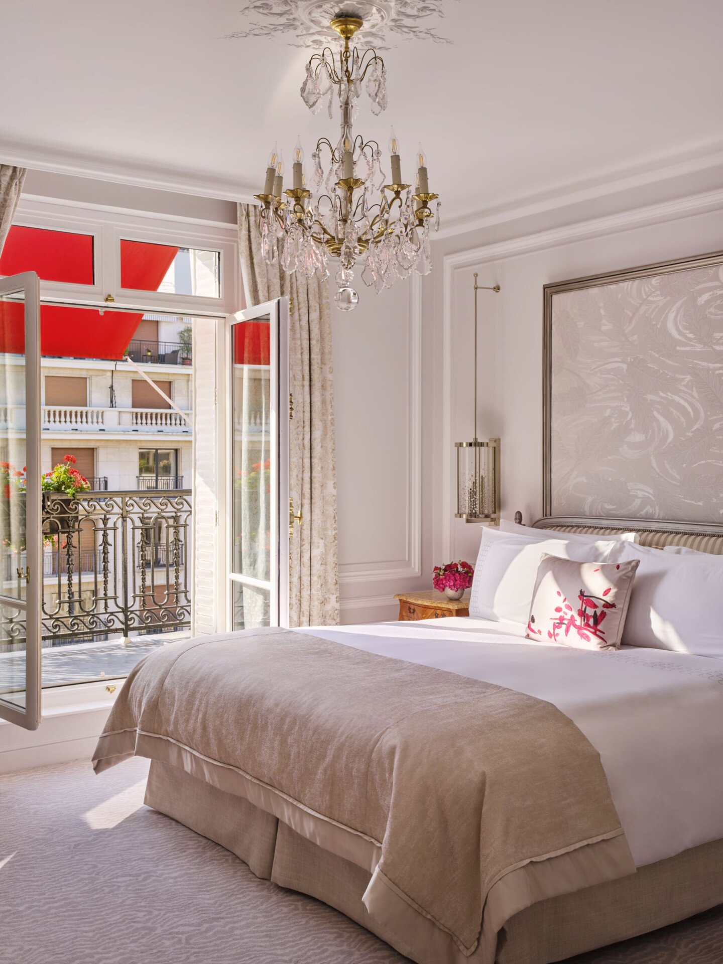 602 Deluxe Suite avenue montaigne view balcony HPA 