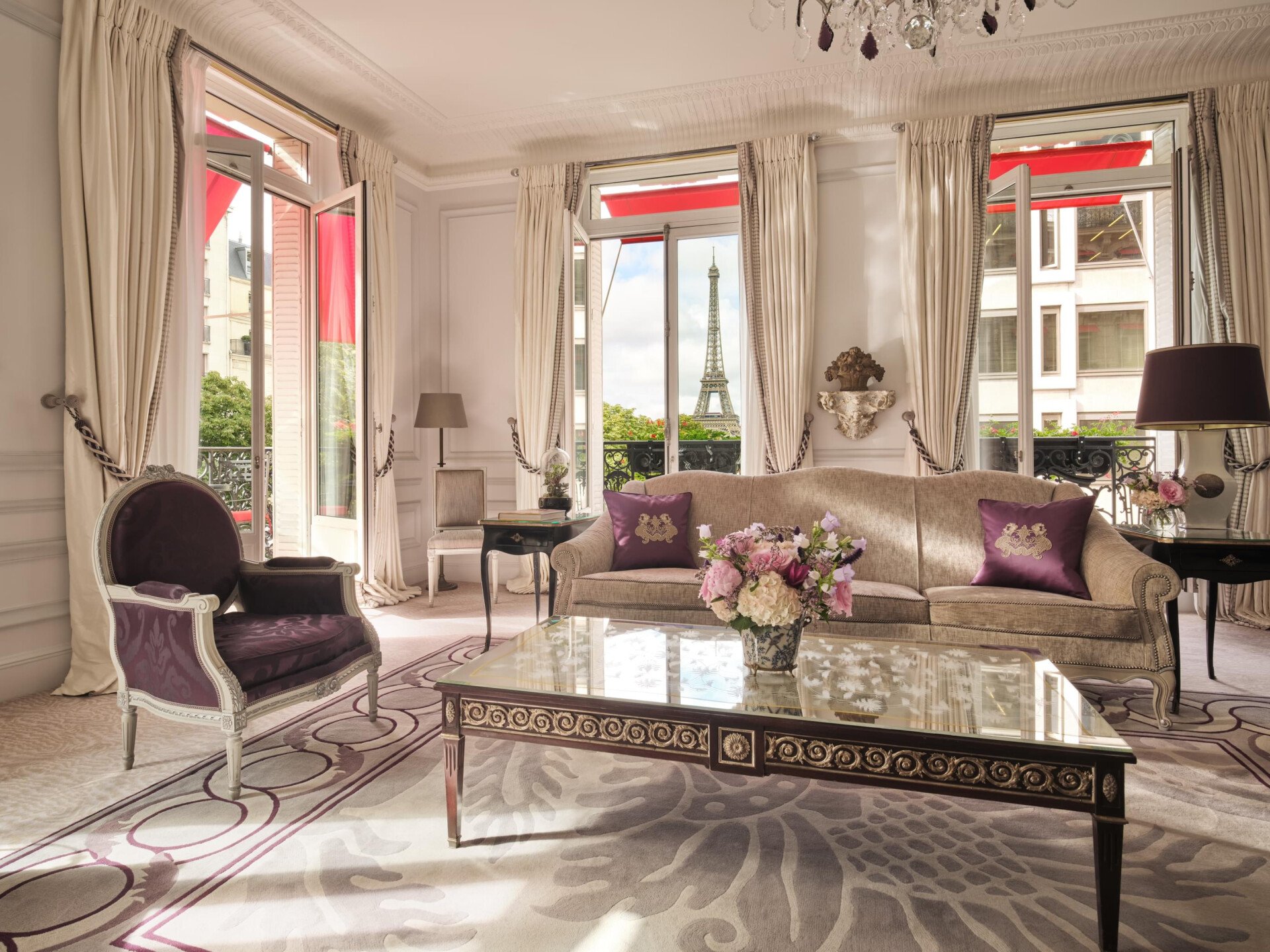 This is the lounge of the Eiffel Suite #261 at the Plaza Athénée with a direct view on the Eiffel Tower.