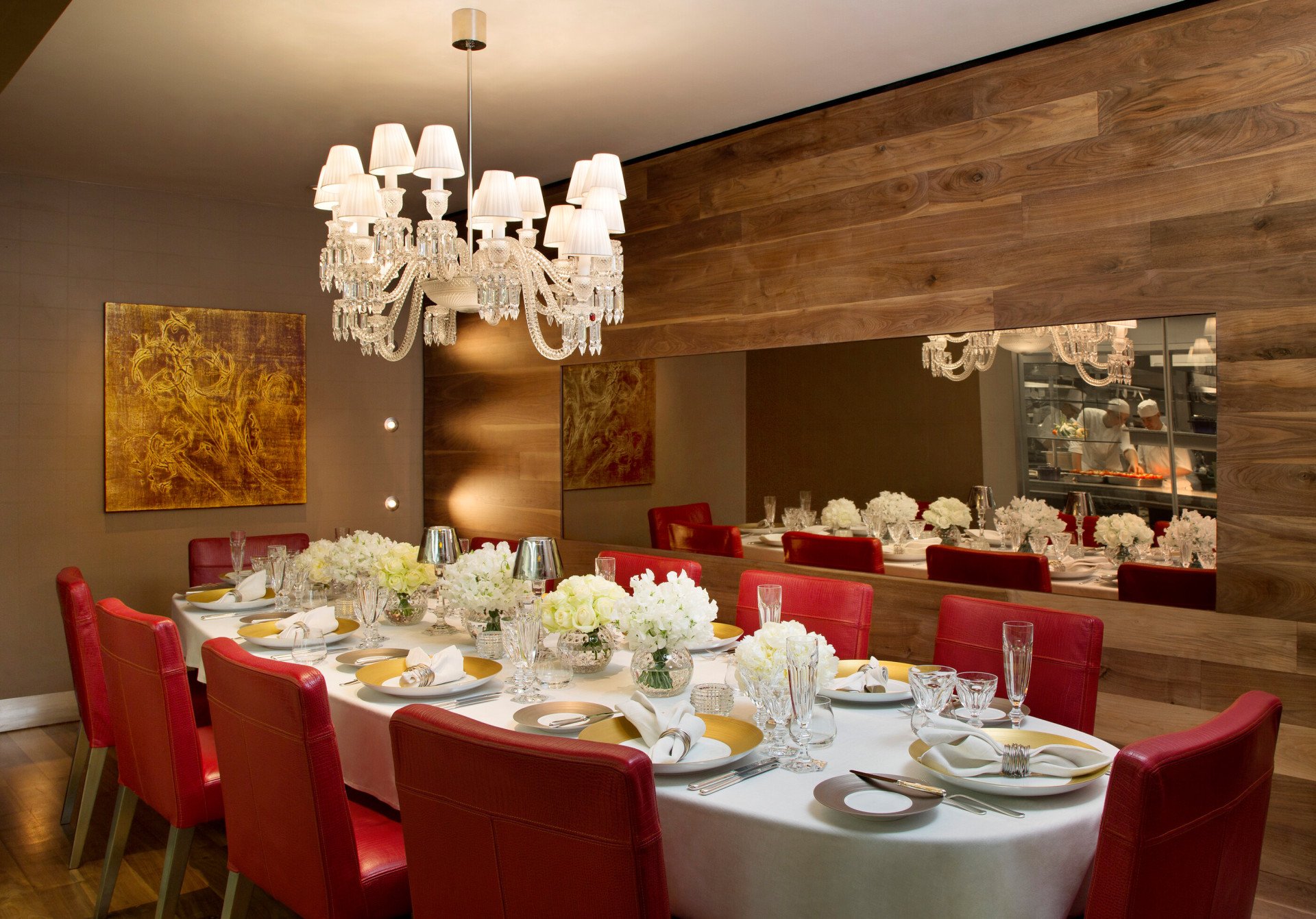 The Dorchester-Chef's Table white flowers with mirror clear glas