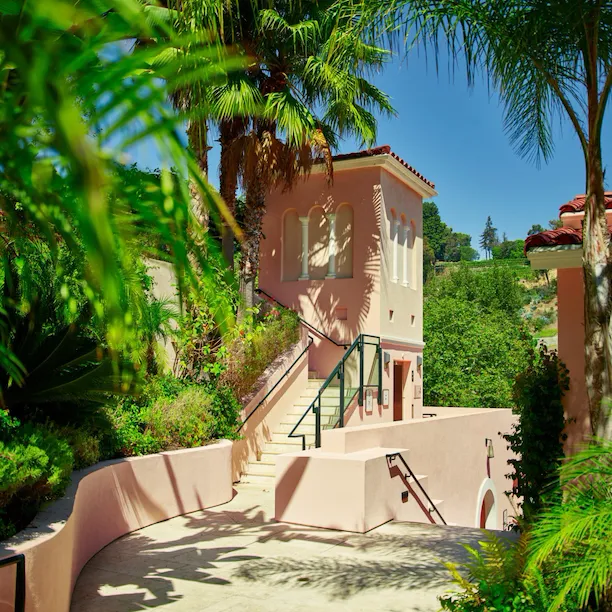 Canyon tower through the greenery at Hotel Bel-Air