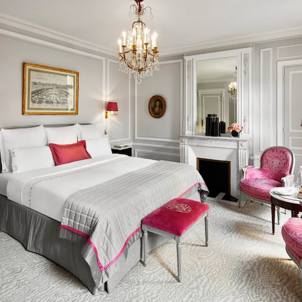 Photo of the deluxe room at the hotel plaza athenée