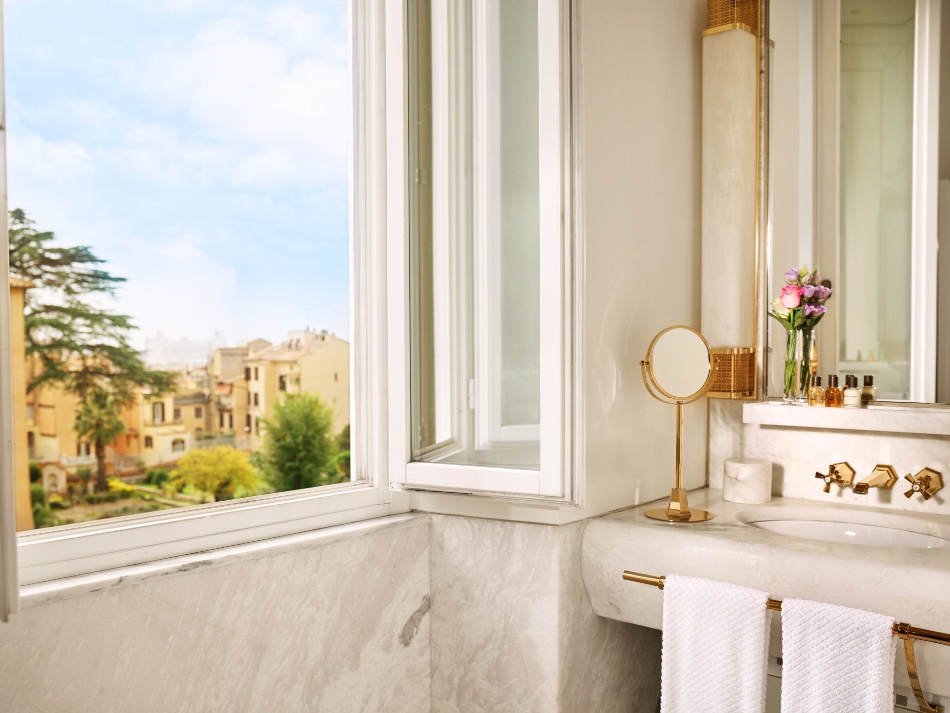 Bathroom of prestige room with view with panoramic view at Hotel Eden 
