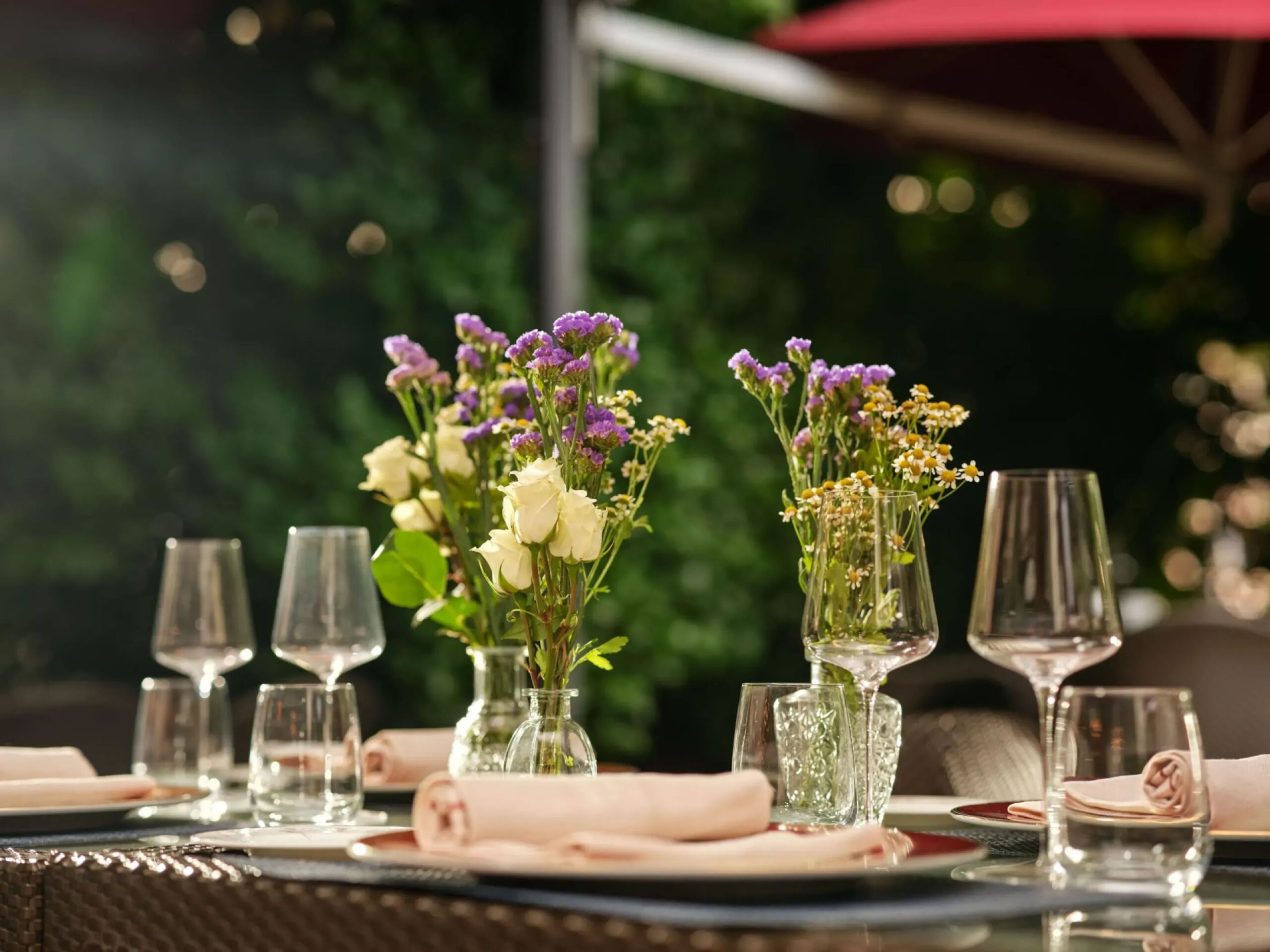 Set table in Acanto garden with spring flowers