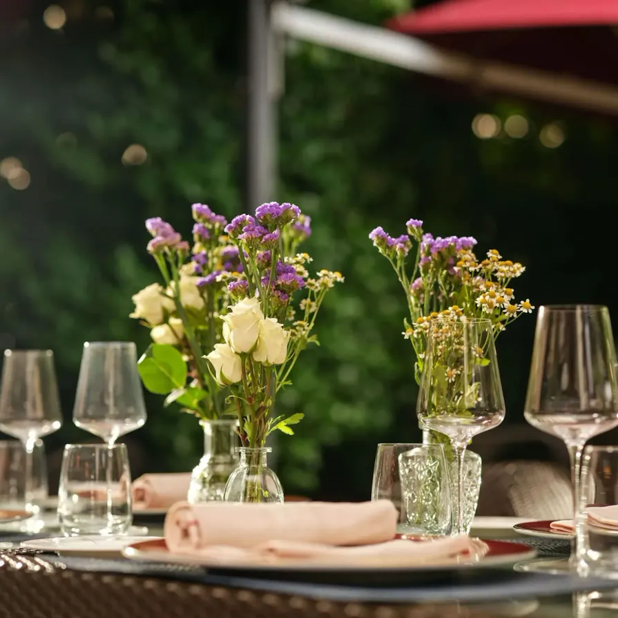 Set table in Acanto garden with spring flowers
