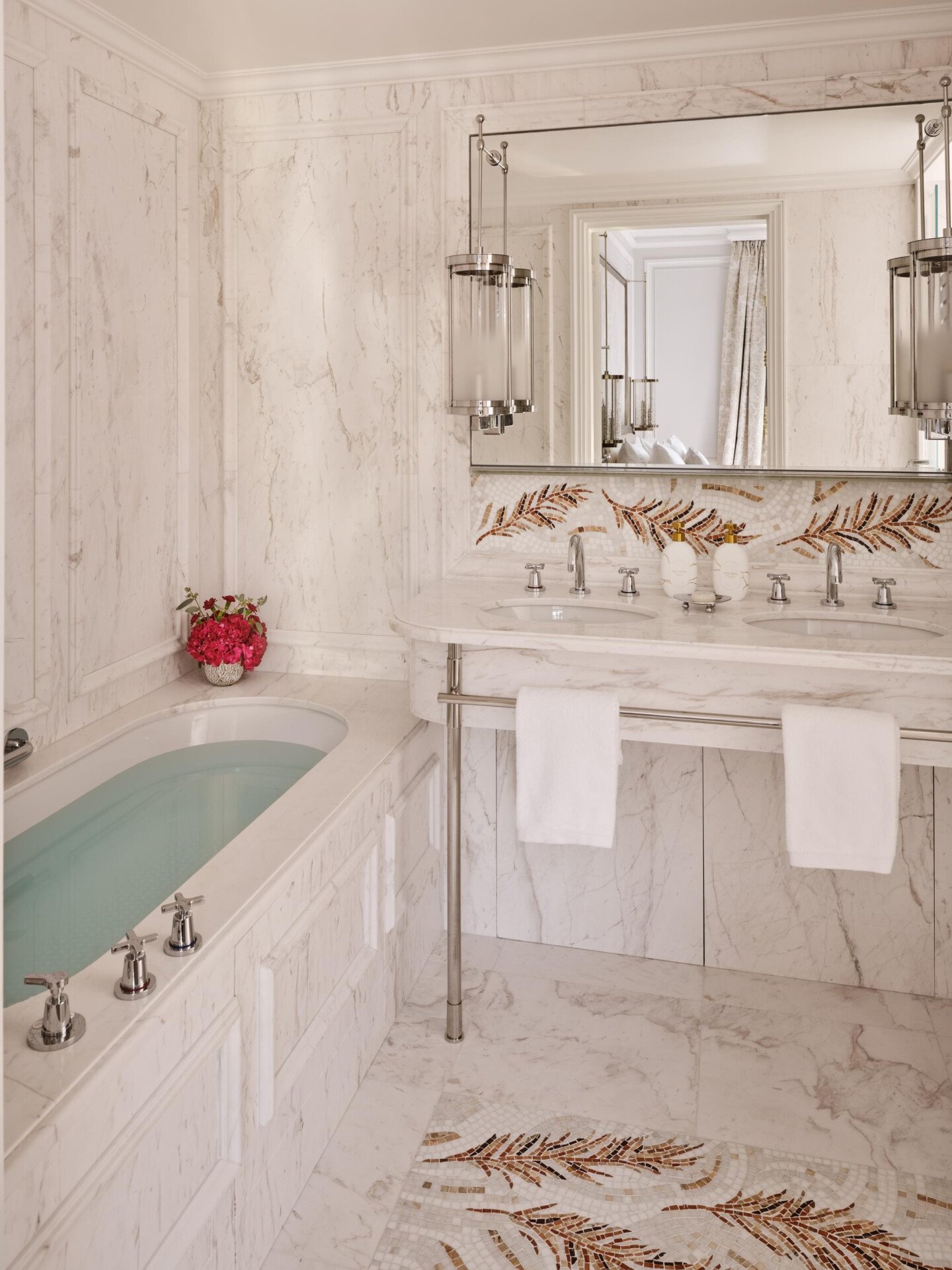 Deluxe Suite view av montaigne balcony HPA - #602 