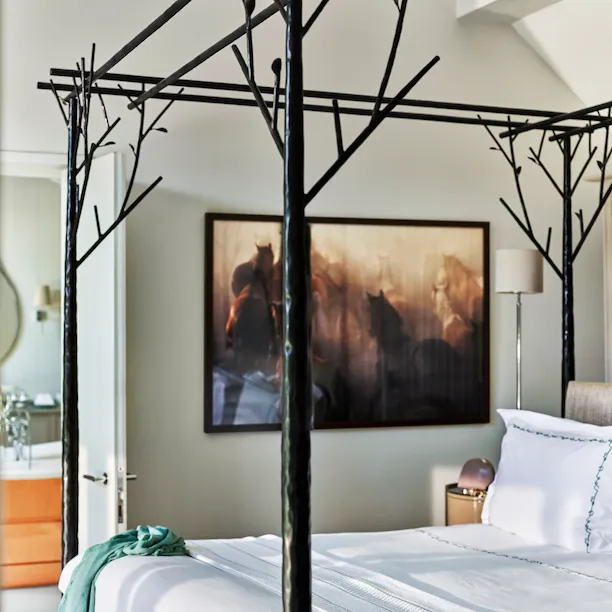 Coworth Park-Stable Premium Suite-Fairway-bedroom-portrait-highres