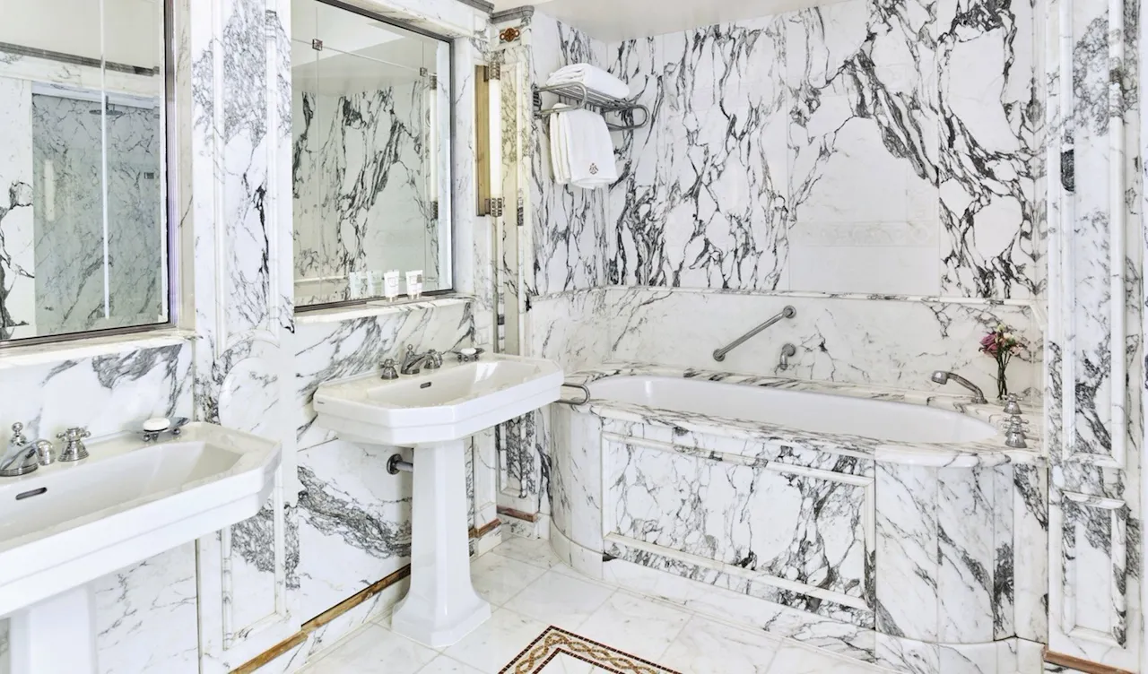 Picture of the Superior Suite Bathroom at Le Meurice